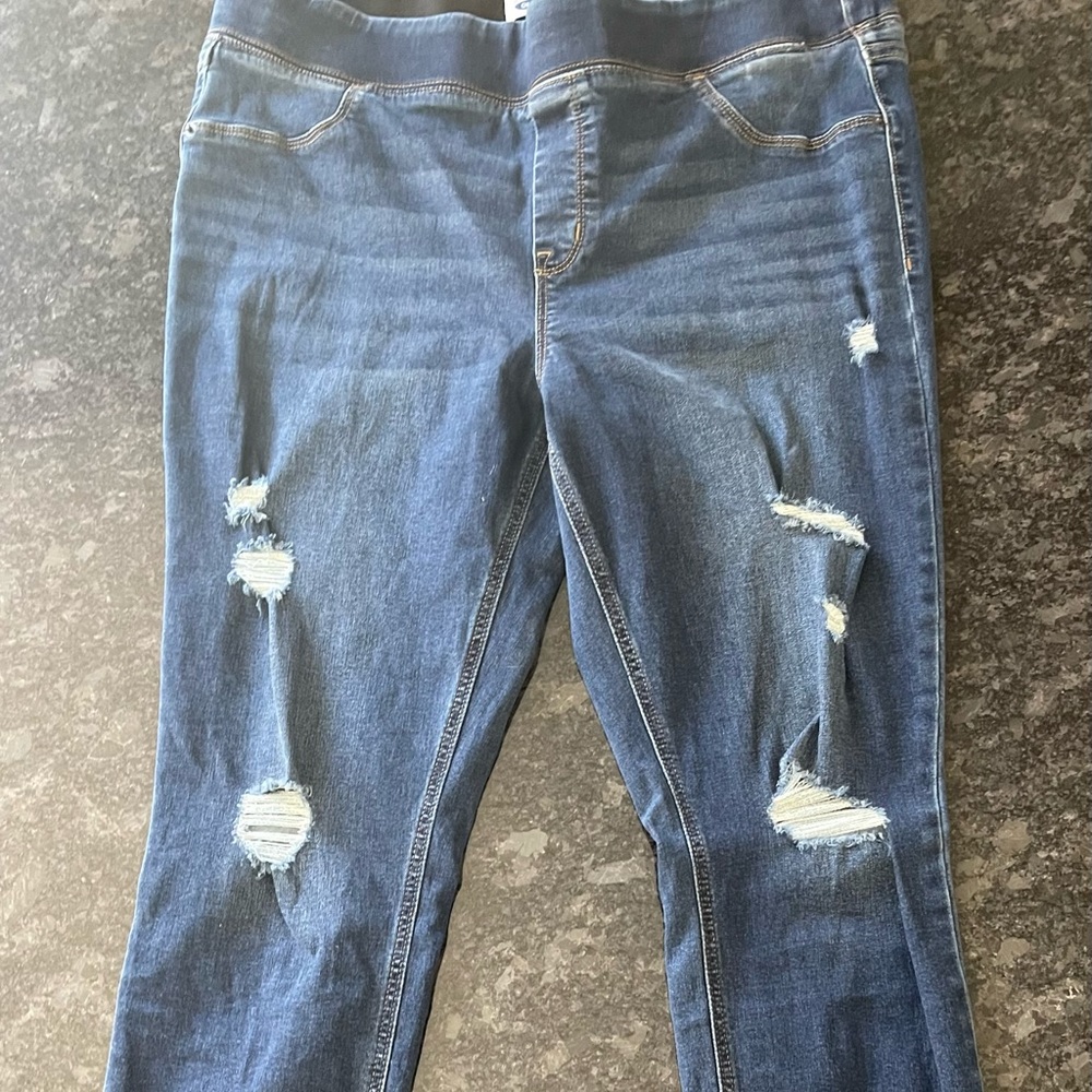 Old Navy skinny jegging‘s mid rise.